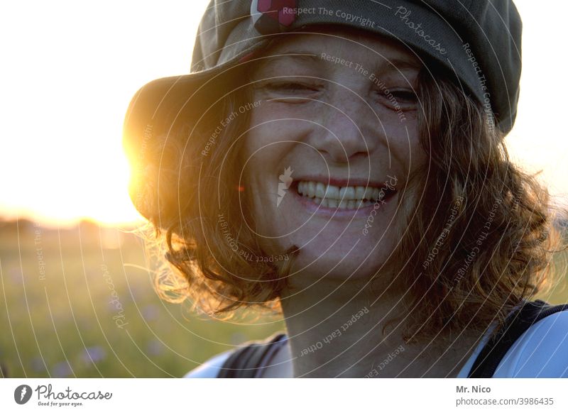 Freude pur lachen Frau feminin Sommer Gesicht Sonnenlicht Mütze schön Glück Freundlichkeit Locken natürlich Zufriedenheit Lebensfreude Warmherzigkeit Vertrauen