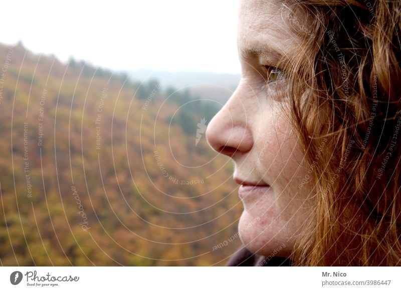 Frau mit Profil Porträt Gesicht feminin Haare & Frisuren Nase Auge Mund Blick Kopf Seitenansicht im Freien portrait neugierig nachdenklich authentisch schön