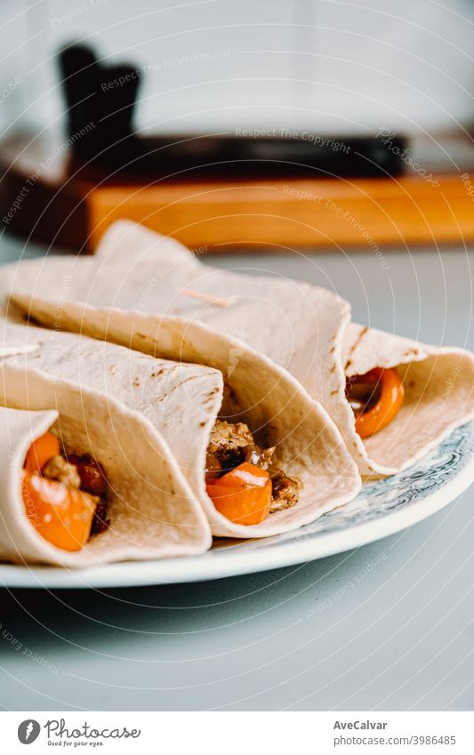 Mexikanische Fajitas mit veganen Gewürzen auf einem Teller in der Küche mit Paprika Borte Blumenkohl mexikanisch Geschwindigkeit eingeschlossen Rahmen fajita