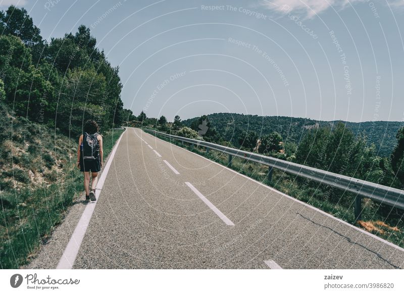 Mädchen geht am Rande einer Straße entlang la febró prades Katalonien Spanien im Freien mittelgroß Textfreiraum Farbe Menschen Frau eine Person 20s 30s Zentrum