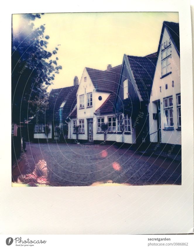 pittoresk. Architektur Dorf Dorfidylle Dorfstraße Dorfplatz historisch Historische Bauten Deutschland süß Polaroid analog Fehler Lichtpunkt unperfekt alt