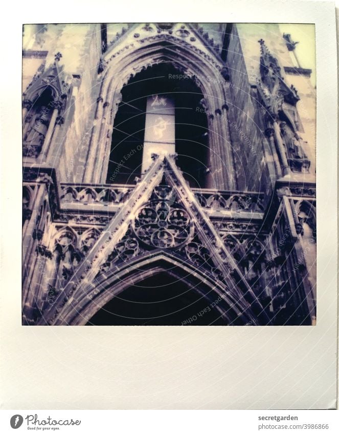 altertümlich. Kirche Hamburg Außenaufnahme Farbfoto Sehenswürdigkeit Wahrzeichen Menschenleer Stadt Architektur ästhetisch Fassade Denkmal Bauwerk Tag gotik