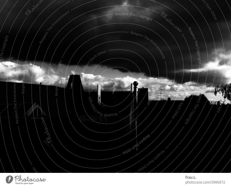 Dunkle Aussichten Himmel Dach Regenwolken Antenne Dächer Stadt dunkel Abend