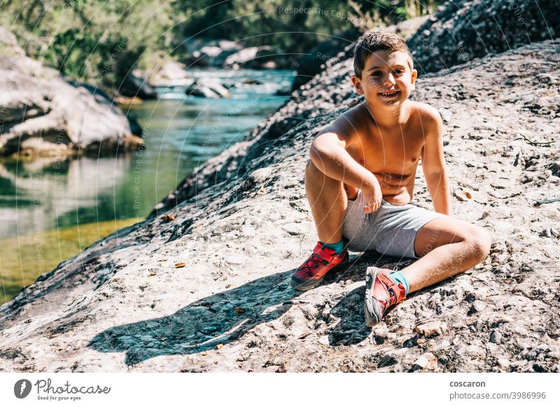 Entspanntes Kind in der Nähe eines Flusses Llobregat Aktivität Abenteuer allein Baby Hintergrund Strand schön Junge Kindheit niedlich Familie Wald Spaß lustig