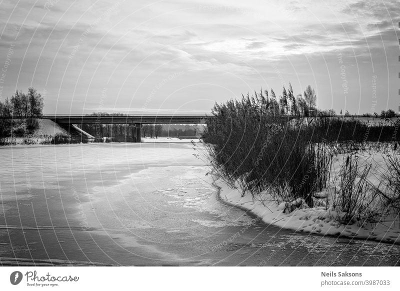 schöne bewölktem Himmel über die Brücke über gefrorenen Fluss in Sonnenuntergang Architektur Herbst wolkig Konstruktion dunkel Tag Stauanlage Steg hoch Aufstieg