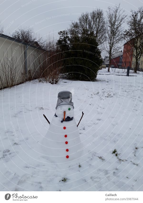 Trashy Snowman Schneeman Schneemann, Winter kalt Außenaufnahme Spielen Jahreszeiten weiß Freude Kind Frost Hut Eis Kindheit Wetter Natur