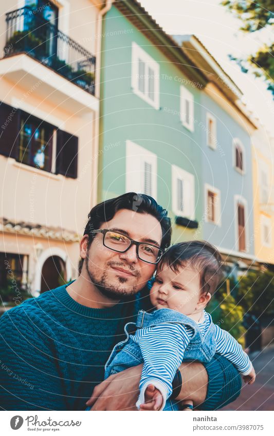 Adorable Porträt eines jungen Vaters umarmt sein Baby Fröhlichkeit Papa Familie Liebe Mundschutz behüten niedlich bezaubernd Eltern Elternschaft Single