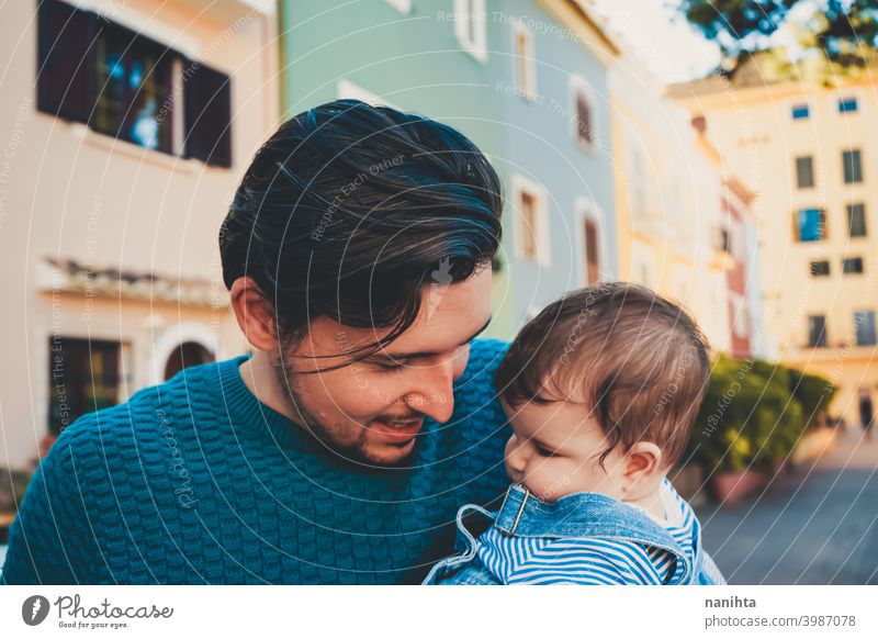 Adorable Porträt eines jungen Vaters umarmt sein Baby Fröhlichkeit Papa Familie Liebe Mundschutz behüten niedlich bezaubernd Eltern Elternschaft Single