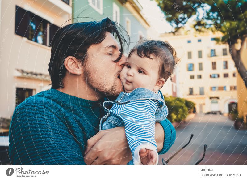 Adorable Porträt eines jungen Vaters umarmt sein Baby Fröhlichkeit Papa Familie Liebe Mundschutz behüten niedlich bezaubernd Eltern Elternschaft Single