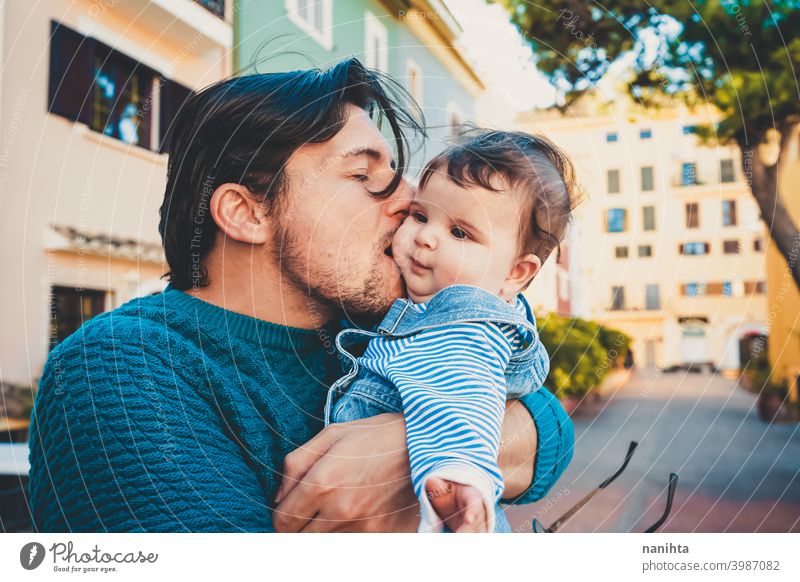 Adorable Porträt eines jungen Vaters umarmt sein Baby Fröhlichkeit Papa Familie Liebe Mundschutz behüten niedlich bezaubernd Eltern Elternschaft Single