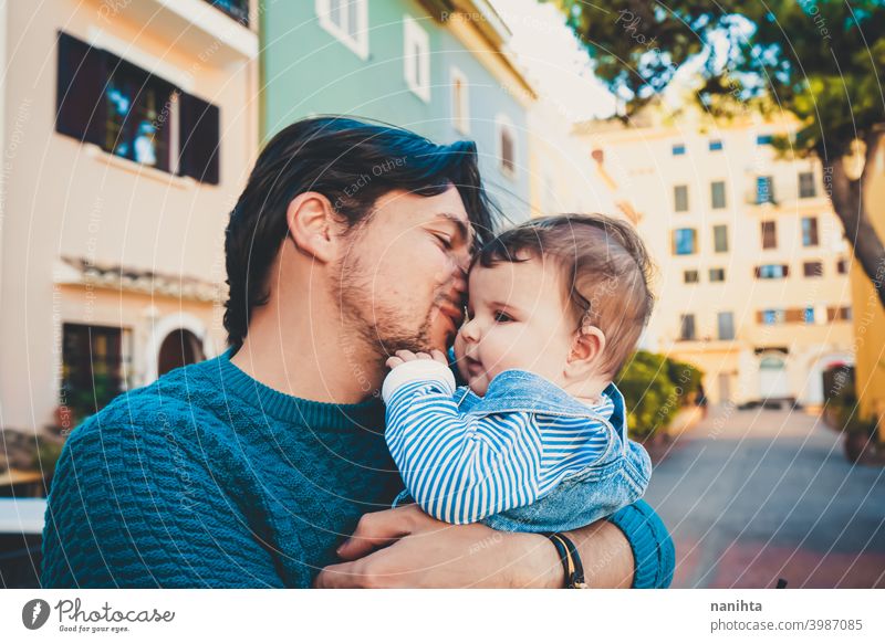 Adorable Porträt eines jungen Vaters umarmt sein Baby Fröhlichkeit Papa Familie Liebe Mundschutz behüten niedlich bezaubernd Eltern Elternschaft Single