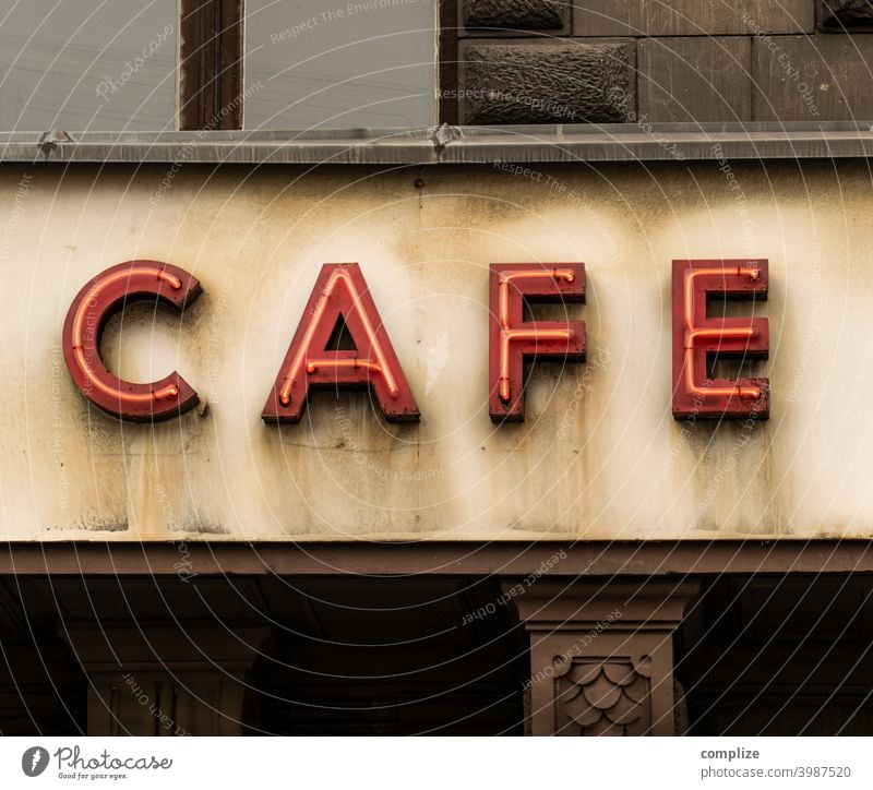 C A F E - Neon Leuchtreklame Buchstaben Café Neonlicht neon neonschrift Fassade Schrift Kaffee Gastronomie 60er 70er Jahre retro Vintage Haus