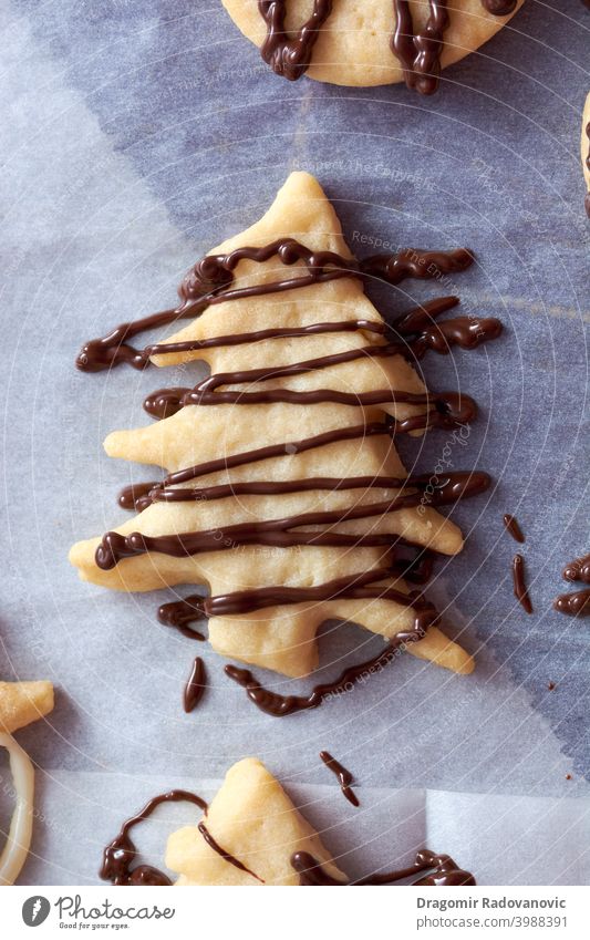 Schokolade auf gerade gebackene Weihnachtsplätzchen gießen Vorbereitung Kuchen Keks fein gemischt Freude Kalorien Kochen golden Mischen warm Butter Konfekt