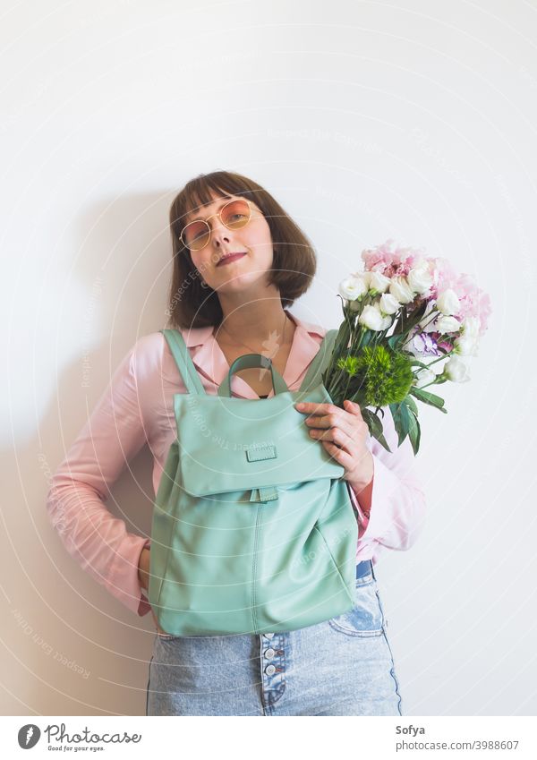 Junge Frau in rosa mit Rucksack und Pfingstrose Bouquet Mutter Frühling Tag authentisch Muttertag Blumen Gesicht Lifestyle Frauentag Blumenstrauß Lächeln