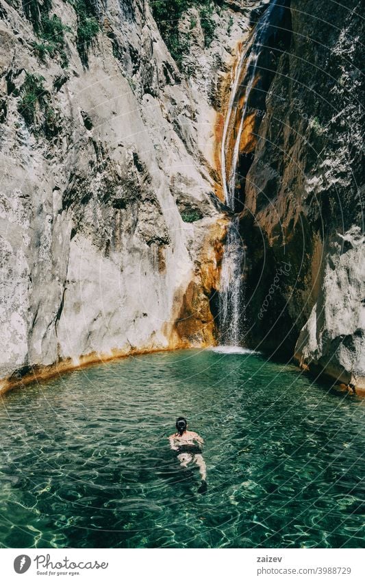 Mädchen im Wasser in einem Wasserfall in Sadernes friedlich menschlich perfekt rein entspannend Haut Person genießend Paradies alternativ Fröhlichkeit