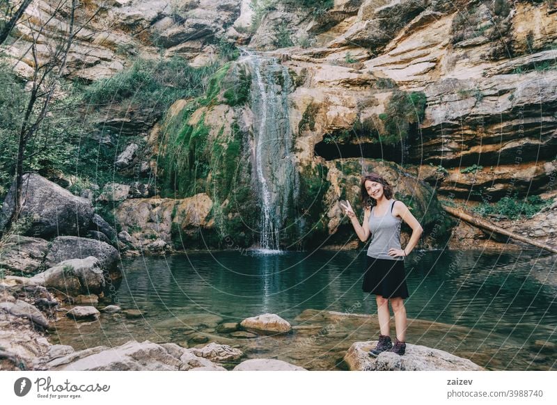 Frau neben einem Wasserfall friedlich menschlich perfekt rein entspannend Haut Person genießend Paradies alternativ Fröhlichkeit eine Person Freude Dame ruhig