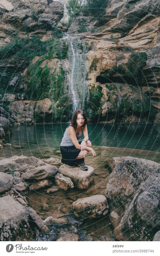 Frau neben einem Wasserfall friedlich menschlich perfekt rein entspannend Haut Person genießend Paradies alternativ Fröhlichkeit eine Person Freude Dame ruhig