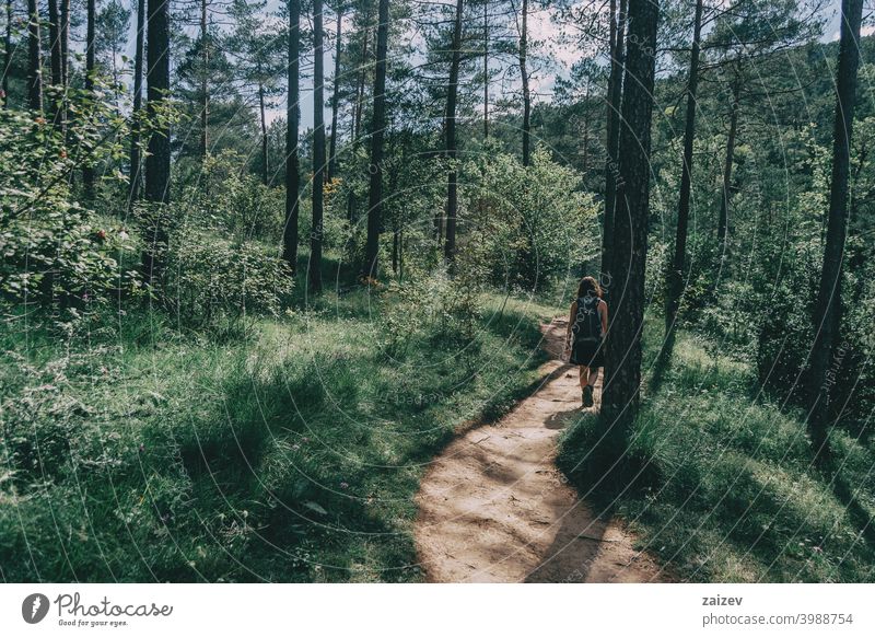 Frau, die einen kleinen Pfad entlang geht Spanien im Freien Textfreiraum Farbe Menschen eine Person Berge u. Gebirge Freiheit reisen Lifestyle Natur Gesundheit