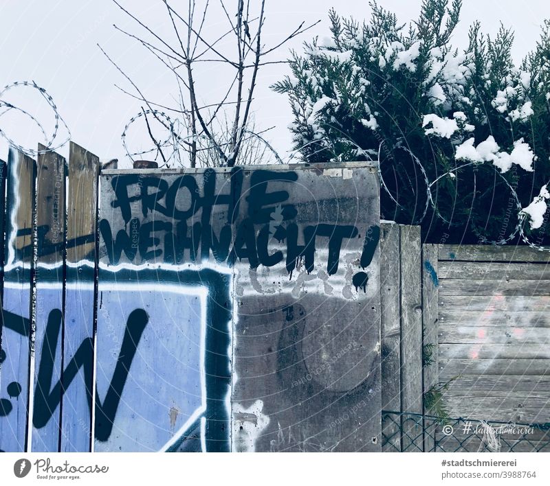 Frohe Weihnachten Weihnachtswünsche Graffiti frohe Feiertage Weihnachten & Advent Winter Außenaufnahme Zaun Feste & Feiern saisonbedingt Farbfoto