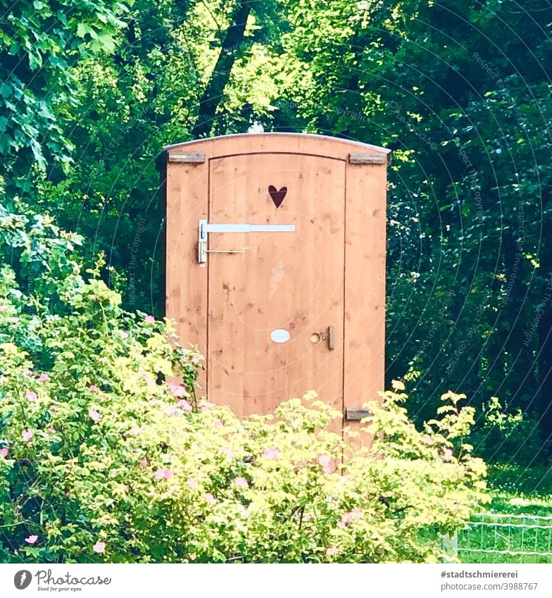 Stiller Ort Ruhe Rückzug Natur Toilette WC Klo Locus Sauberkeit Farbfoto Tür Öffentliche Toilette Menschenleer