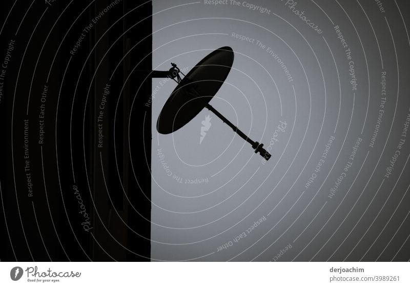 Eine Satellitenschüssel  an der Außenwand eines Hauses. Satellitenantenne Außenaufnahme Antenne Architektur Wand Mauer Gebäude Fassade Tag Himmel Bauwerk trist