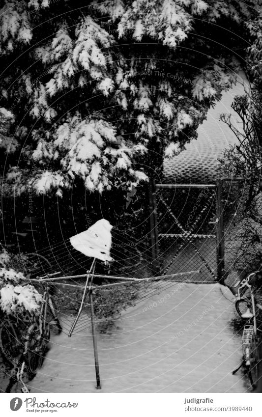 Winter auf dem Hinterhof Schnee Wäschespinne Wäscheleine Tor Tür Bäume Garten Fahrräder wohnen Stadt wohnhaus mietshaus