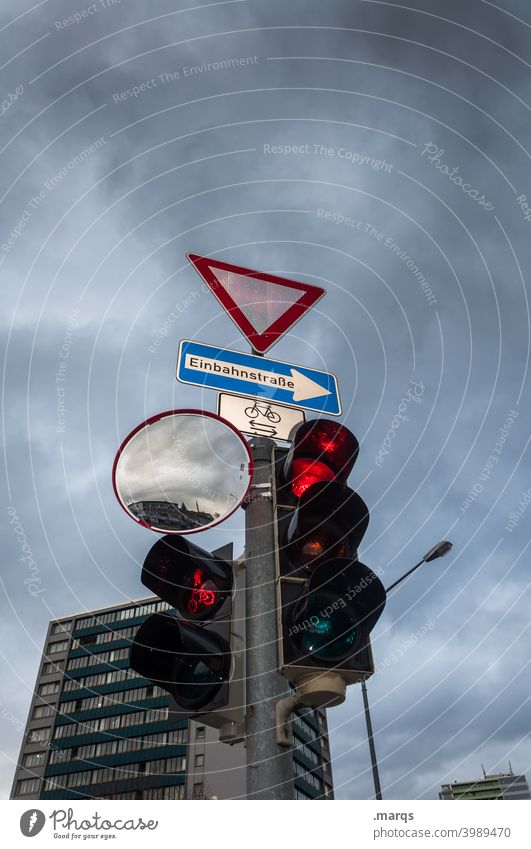 Ampel Mobilität Pfeil Verkehr Ziel Himmel Verkehrszeichen düster Dreieck Schilder & Markierungen Wege & Pfade Straßenverkehr Gewitterwolken Einbahnstraße