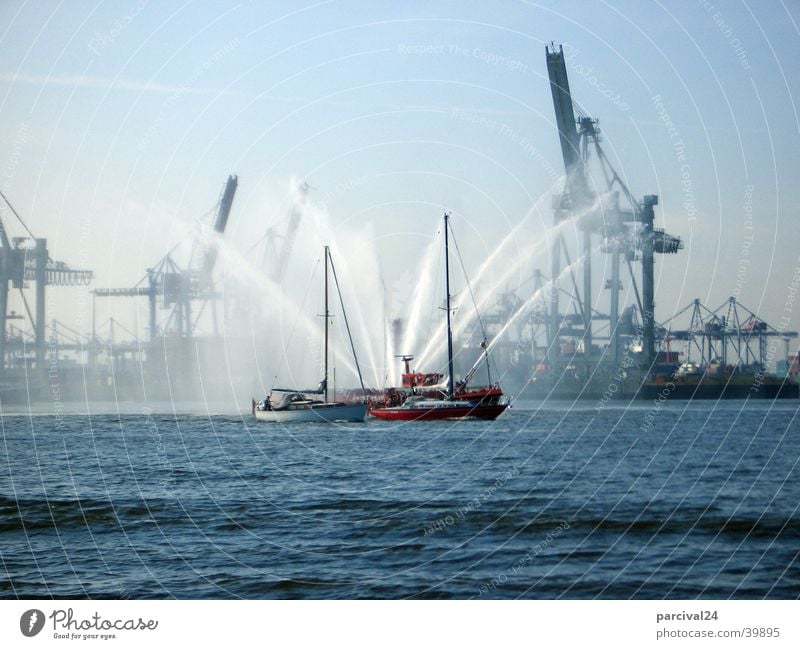 Löschboot Wasserfahrzeug Kran Dock löschen begleiten Wasserfontäne Euphorie Industrie Feuerwehr Fluss Elbe Hafen Begrüßung Hamburg spritzen Freude