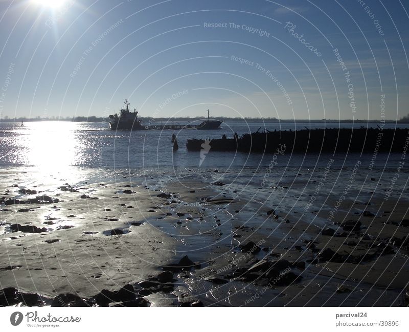 Havarie Strand Ebbe Wasserfahrzeug Reflexion & Spiegelung Elbe Sonne