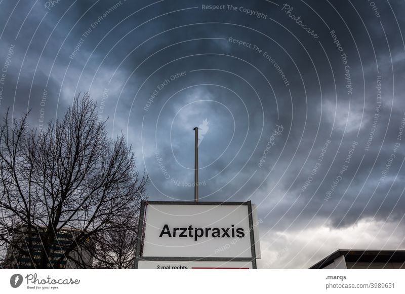 Arztpraxisschild Schilder & Markierungen Hinweisschild impfen Impfung hausarzt Himmel Wolken schlechtes Wetter Gewitterwolken Coronaimpfung coronavirus