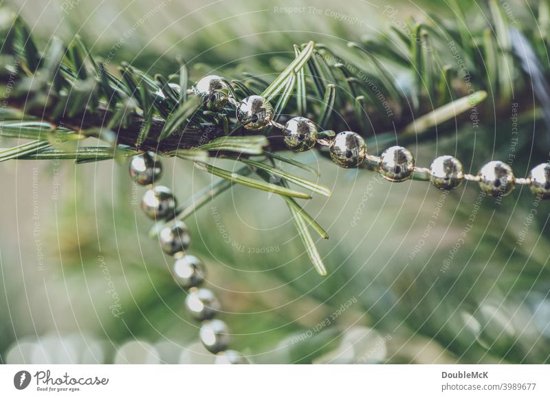 Eine Kette hängt im Weihnachtsbaum in der Nahaufnahme Weihnachtskette Weihnachten Weihnachtsschmuck Dekoration & Verzierung Weihnachten & Advent