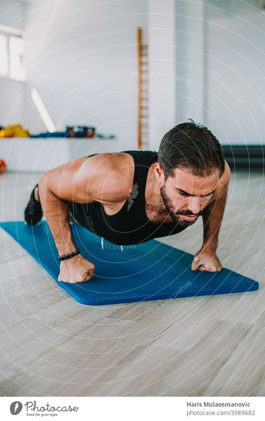 Mann trainiert im Fitnessstudio, macht Liegestütze, Fitnesstraining, gesunder Lebensstil aktiv Erwachsener Waffen Athlet sportlich Körper Bodybuilding Kaukasier