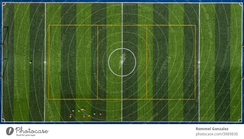 Fußballfeld oder Fußballplatz. Luftaufnahme, direkt von oben. Drohnenansicht. Sport Fehlen Genauigkeit landwirtschaftliche Fläche Grundlinie Bayern