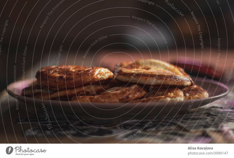 Frühstückspfannkuchen auf einem Teller Teller mit Pfannkuchen Pfannkuchen zum Frühstück Lebensmittel-Foto Tisch mit Aufklebern Frühstücksnahrung geschmackvoll