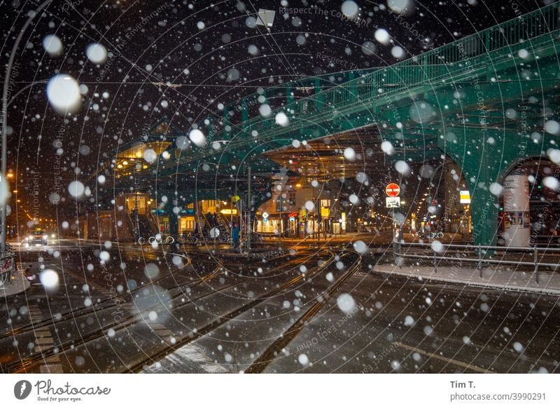 Ecke Schönhauser Allee im Winter Prenzlauer Berg Nacht Schneefall Farbfoto Berlin Bahnhof U2 Hochbahn Außenaufnahme Stadt Hauptstadt Altstadt Menschenleer