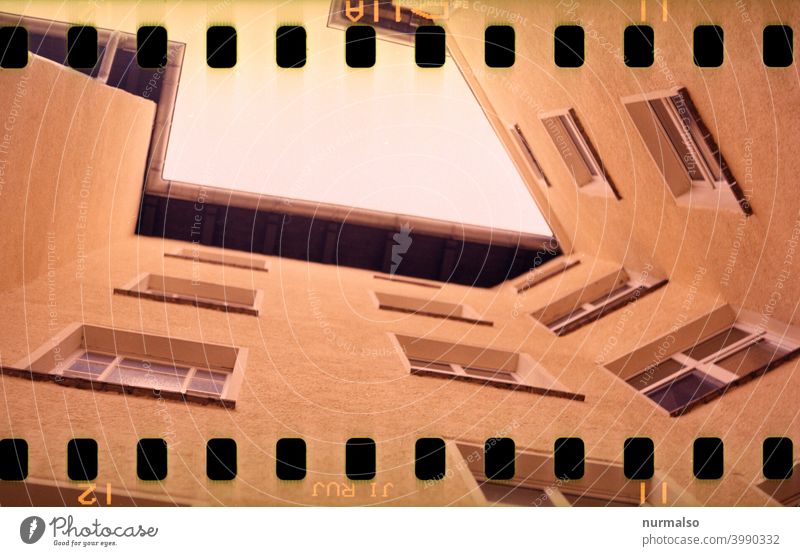 Ciene Eckzorzist Mietshaus Ecke Fassade analog Film Fenster Treppenaufgang Dachrinne Mietwohnung Altbau Großstadt saniert Mietwucher