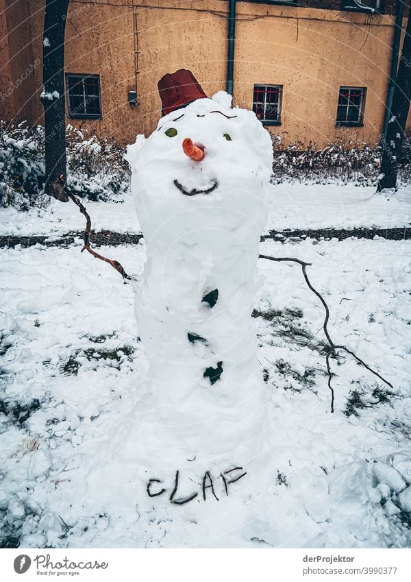 Schneemann Olaf im Winter in Neukölln Mauer Wand trendy Licht Tag Textfreiraum Mitte Außenaufnahme Experiment Textfreiraum oben Berlin Farbfoto