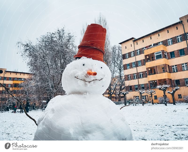 Schneemann im Winter in Neukölln Mauer Wand trendy Licht Tag Textfreiraum Mitte Außenaufnahme Experiment Textfreiraum oben Berlin Farbfoto Himmel (Jenseits)