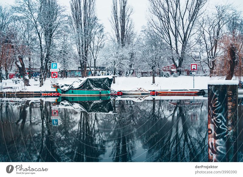 Winterlicher Landwehrkanal mit Booten II Naturphänomene Gefahr einbrechen Städtereise Sightseeing Naturwunder gefroren Frost Eis Naturerlebnis