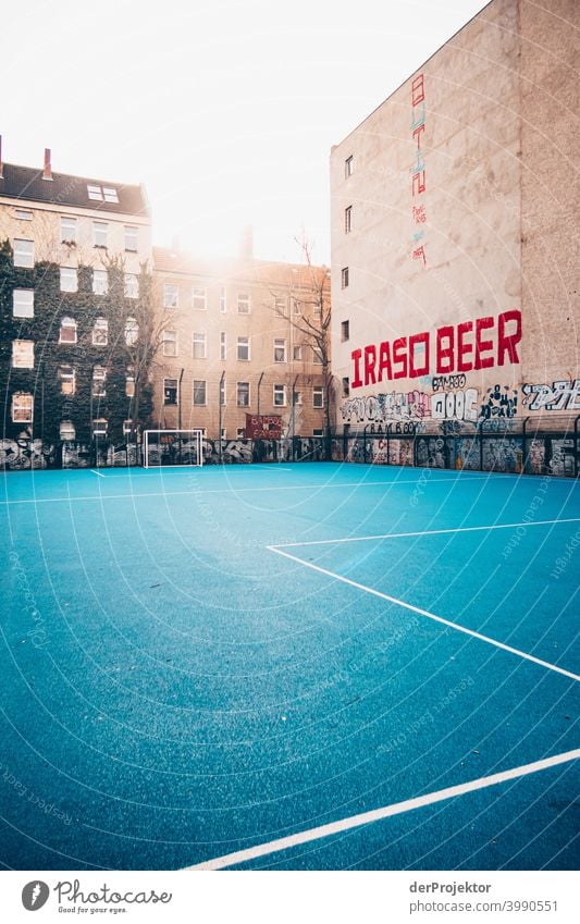 Sportplatz im Winter in Neukölln Mauer Wand trendy Licht Tag Textfreiraum Mitte Außenaufnahme Experiment Textfreiraum oben Berlin Farbfoto Himmel (Jenseits)