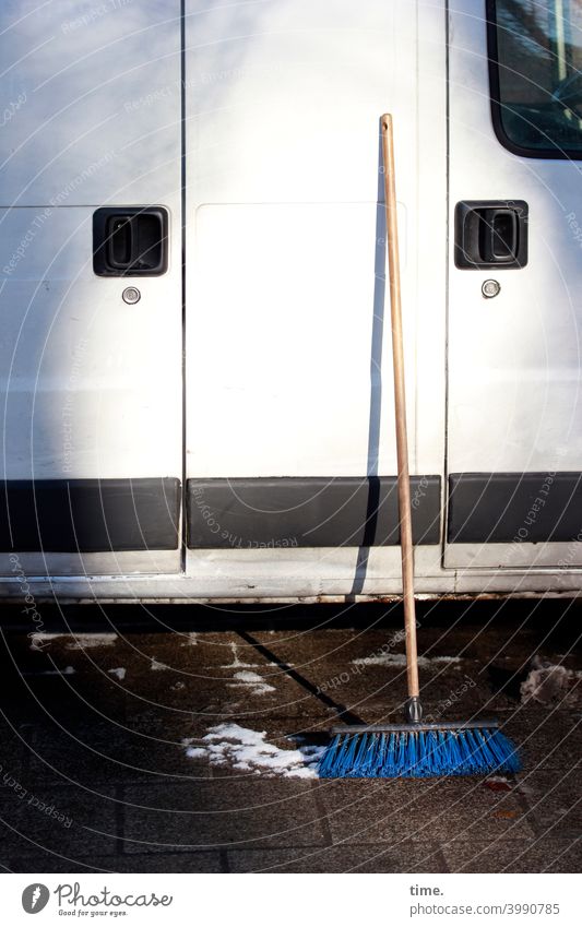 Markttag | Besen Schönes Wetter Sonnenlicht schatten rot kfz fahrzeug besen abgestellt warteposition aufräumen schnee tür autotür steinboden