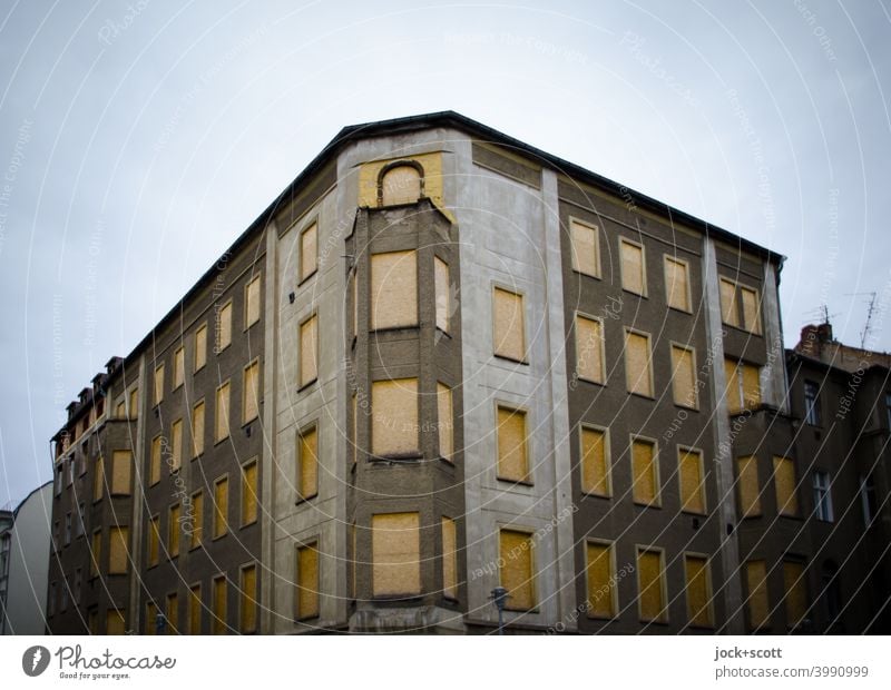 Stadthaus verlassen, verfallen, aber nicht aufgegeben Berlin-Mitte Fassade Eckhaus Wandel & Veränderung gesichert lost places Übergangszeit Himmel