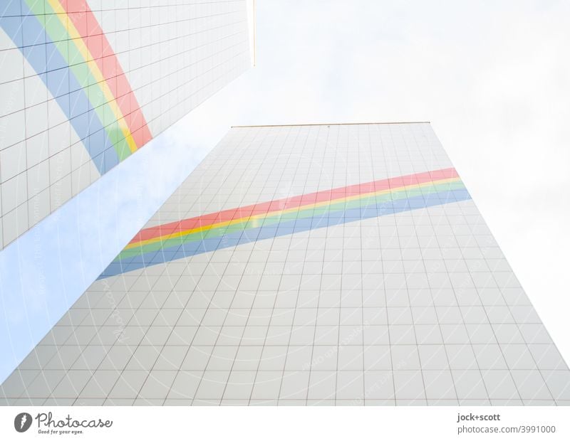 Illusion eines Regenbogens an einem sanierten Plattenbau Fassade Dekoration & Verzierung Fassadenverkleidung Himmel Streifen positiv Symmetrie