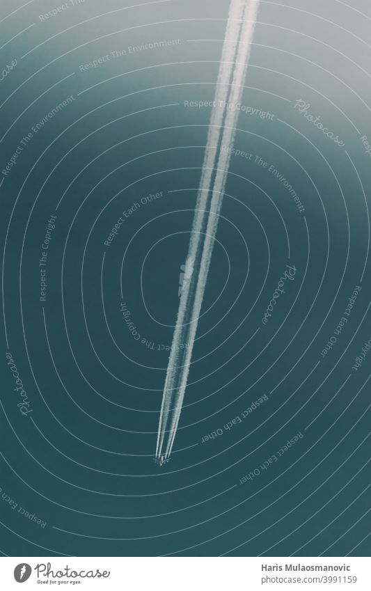 Flugzeug am Himmel, das Spuren hinterlässt Air Fluggerät Flugzeughimmel Flugzeugspuren Atmosphäre Luftverkehr Hintergrund blau hell chemitrail Chemo-Pfade