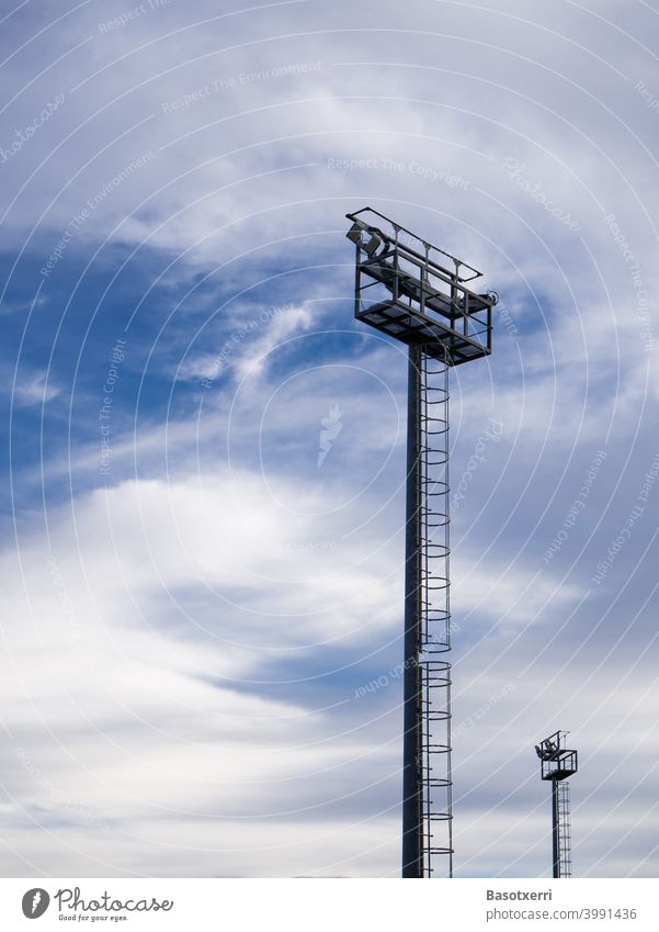 Beleuchtungsmasten am Spielfeld vor interessantem Himmel abstrakt Mast Farbfoto Menschenleer Tag blau Außenaufnahme Textfreiraum oben Textfreiraum links Lampe