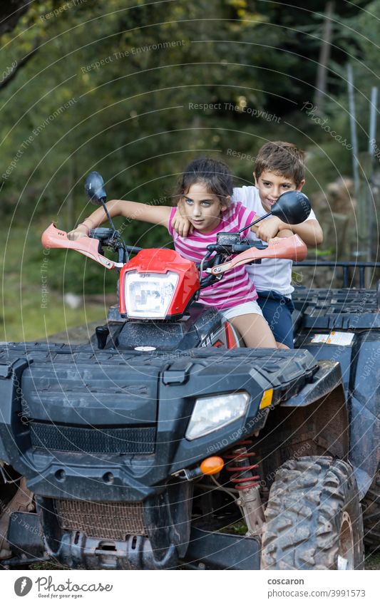 Zwei kleine Kinder fahren auf einem Quad aktiv Aktivität Abenteuer Fahrrad Junge Bruder PKW Kindheit Laufwerk Fahrer Emotion Freiheit Freundschaft Spaß Spiel