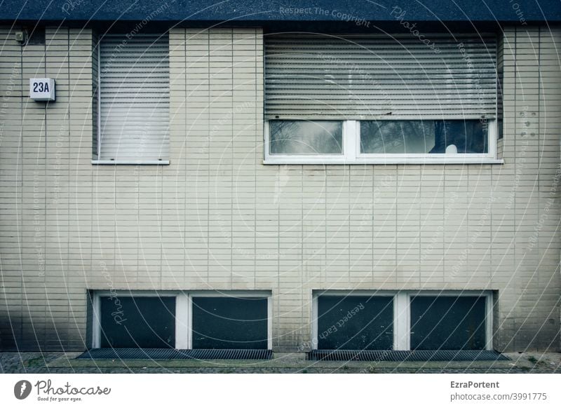 23A Fassade Mauer Wand Architektur Stadt Gebäude trist Fenster Haus Häusliches Leben grün Zahl Hausnummer Rollladen Jalousie offen geschlossen Kacheln