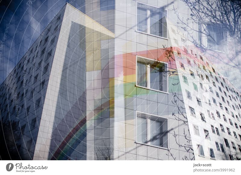 Getrenntes Doppel mit einem sanierten Plattenbau Fassade Dekoration & Verzierung Regenbogen Fassadenverkleidung Strukturen & Formen Lichtenberg Berlin