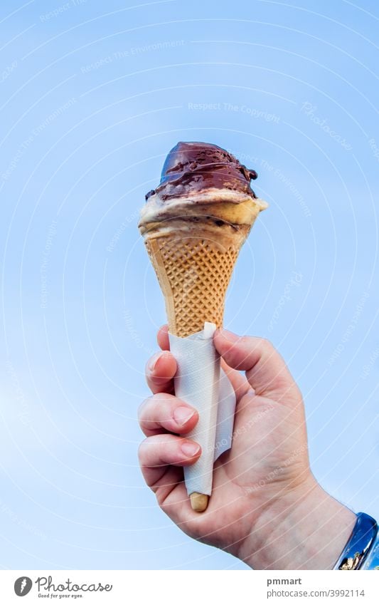 Eiswaffel, frisch für den heißen Sommer, mit vielen leckeren Geschmacksrichtungen, Schokolade Haselnuss Pistazie Sahne Vanille Frucht Kandierte Früchte