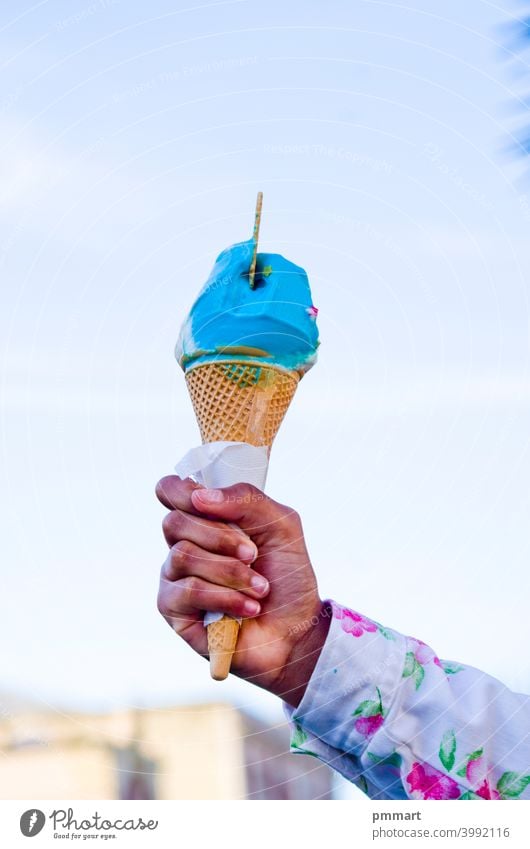 Eiswaffel, frisch für den heißen Sommer, mit vielen leckeren Geschmacksrichtungen, Schokolade Haselnuss Pistazie Sahne Vanille Frucht Kandierte Früchte